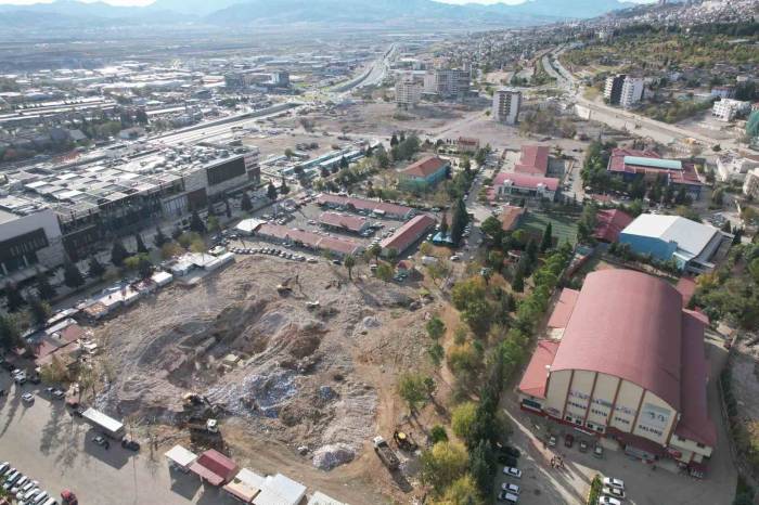 Depremde Yıkılan Mahalle Yerinde Dönüşüm Bekliyor