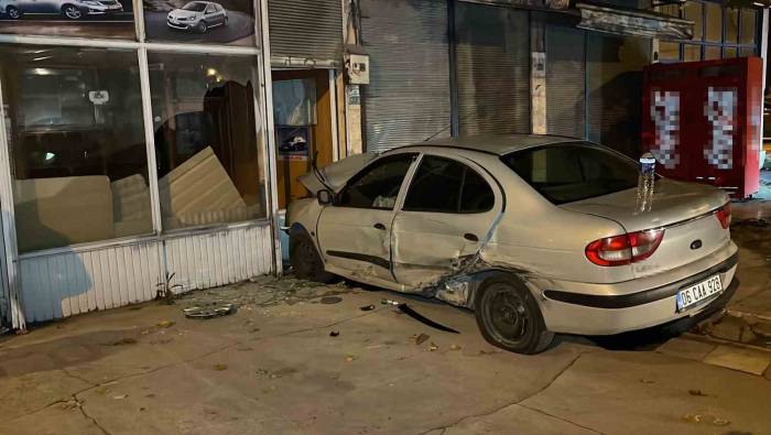 Ciple Çarpışan Otomobil İş Yerine Çarparak Durabildi: 3 Yaralı
