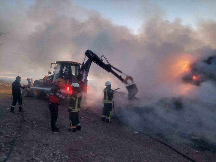 Yangında Saman Balyaları Kül Oldu, Kamyonet Demir Yığınına Döndü