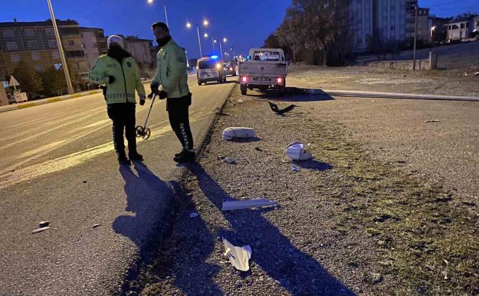 Kamyonet Aydınlatma Direğine Çarptı: 1 Yaralı