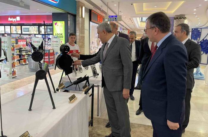 Meslek Lisesi Öğrencileri Atık Malzemeleri Sanata Dönüştürerek Sergi Açtı