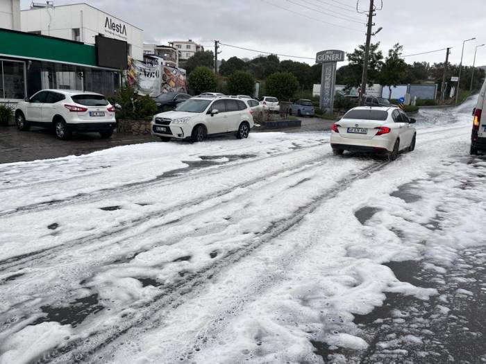 Bodrum’da Yol Aniden Köpürdü