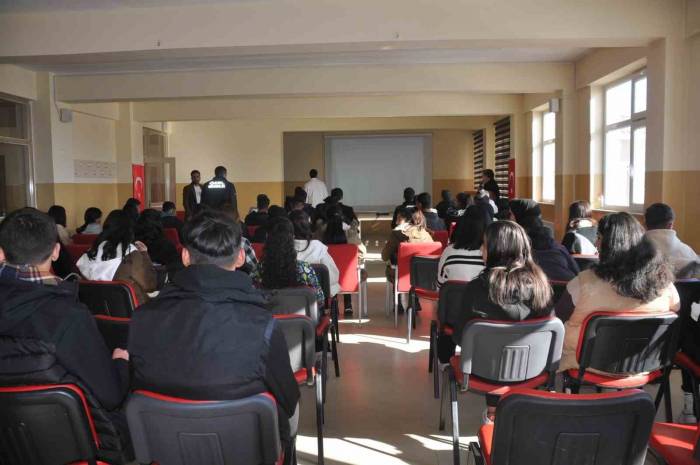 Bulanıklı Öğrencilere Kariyer Semineri Verildi