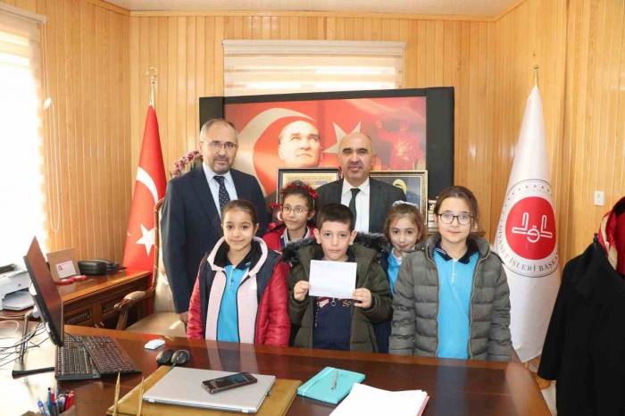 Minik Öğrenciler Harçlıklarını Filistin’e Bağışladı