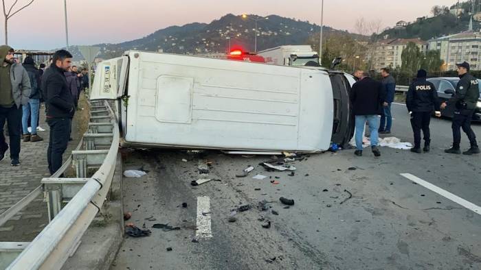 Rize’de Minibüs İle Otomobil Çarpıştı: 4 Yaralı