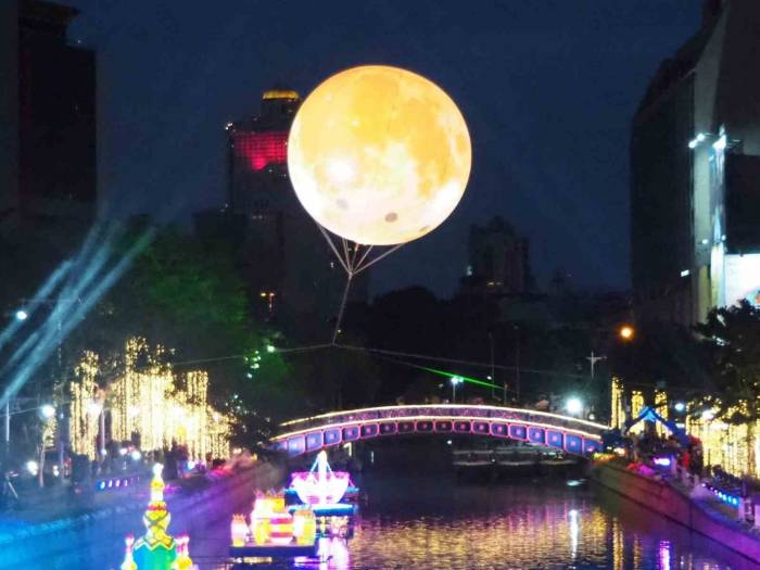 Tayland’da "Yüzen Fener Festivali" Renkli Görüntüler Oluşturdu