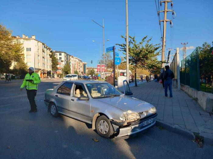Kırmızı Işık İhlalinin Kazayla Sonuçlandığı Anlar Kamerada
