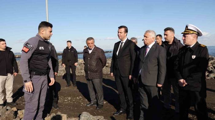 Vali Yıldırım, Dalgalara Kapılarak Denizde Kaybolan Lise Öğrencilerini Arama Çalışmalarını İnceledi