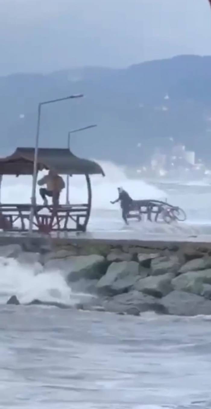 Dalgalar Arasında Resim Çekerken Az Kalsın Canından Oluyordu