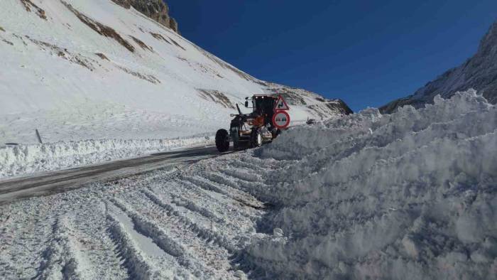 Van-bahçesaray Yolu Ulaşıma Açıldı