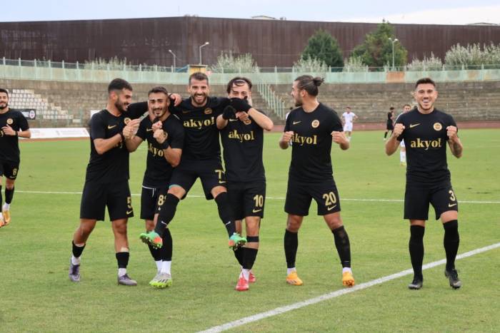 Yalovaspor Liderliğini Sürdürdü