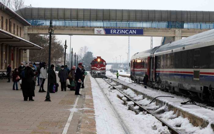 Tren Geçiyor Erzincan Bakıyor!