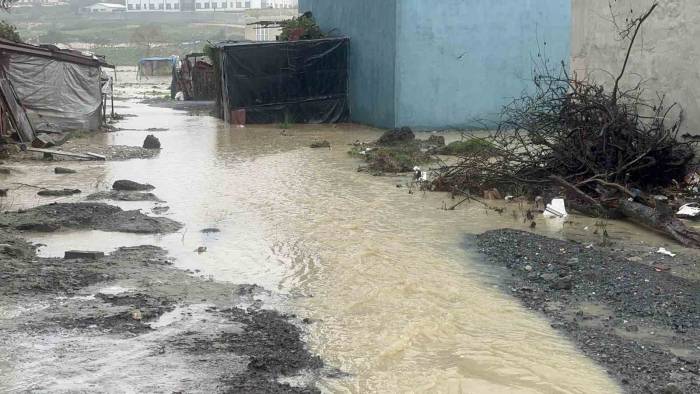 Arnavutköy’de Dere Taştı, Evleri Su Bastı