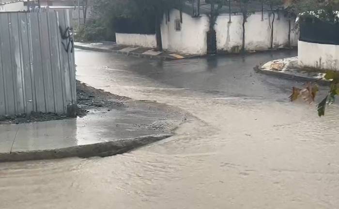 Arnavutköy’de Cadde Ve Sokaklar Su Altında Kaldı