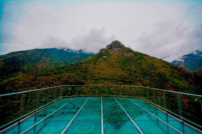 Artvin’de Cam Terastan Düşen Kadın Hayatını Kaybetti