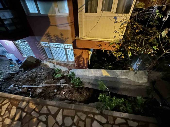 Avcılar’da İki Bina Arasındaki İstinat Duvarı Çöktü