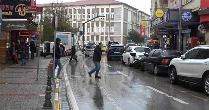 Balıkesir’de Sağanak Yağış Etkisini Göstermeye Başladı