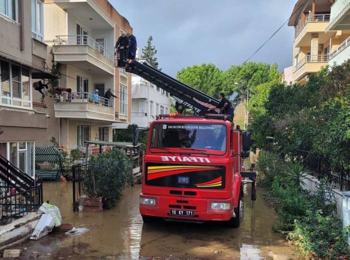 Edremit’te Selde Mahsur Kalanların Yardımına İtfaiye Merdiven İle Yetişti