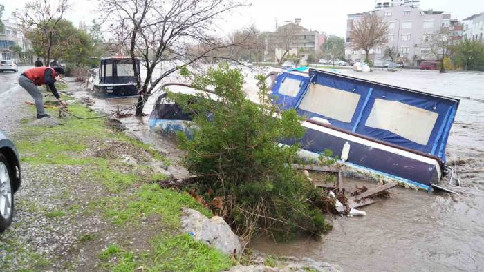 Dereler Taştı, Yollar Sular Altında Kaldı, Tekneler Battı, Evlerinde Mahsur Kalan 11 Kişi İtfaiye Tarafında Kurtarıldı