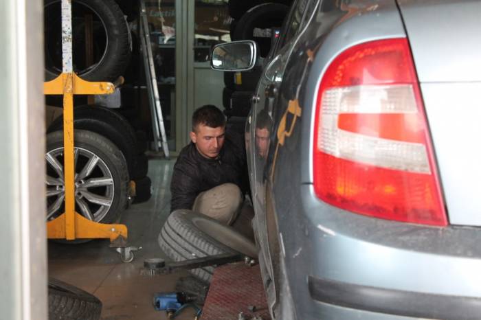 Bayburt’ta Oto Lastikçilerde Kış Lastiği Değişim Yoğunluğu Yaşanıyor