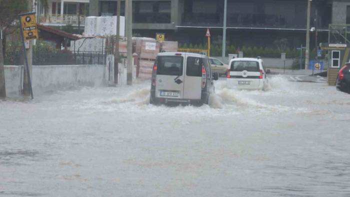Balıkesir’de Sel Suları Denizi Bulandırdı, Kabaran Deniz Yollara Taştı