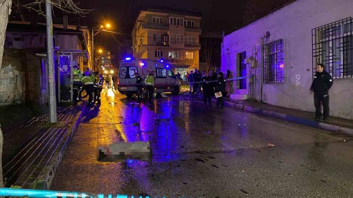 Annesinin Elini Bırakıp Yola Fırlayan Çocuk Aracın Altında Can Verdi, Sürücü Kaçtı