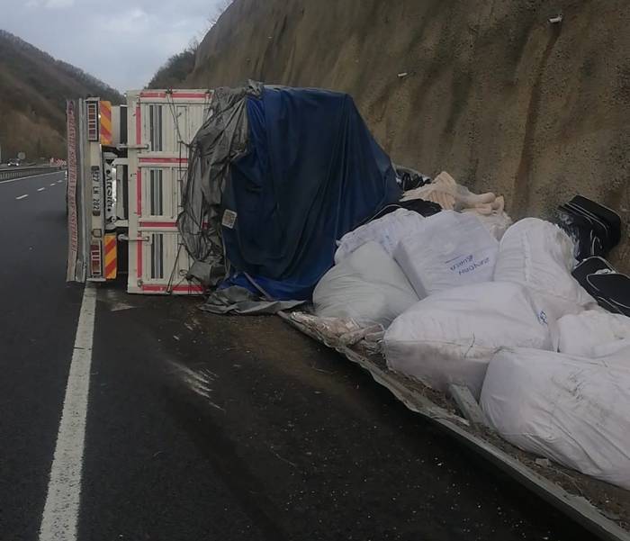 Bursa’da Tır İle Çarpışan Kamyon Devrildi: 1 Yaralı