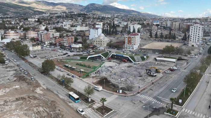 Kahramanmaraş’ta İkinci ’saçma Yapı’ Yıkılıyor