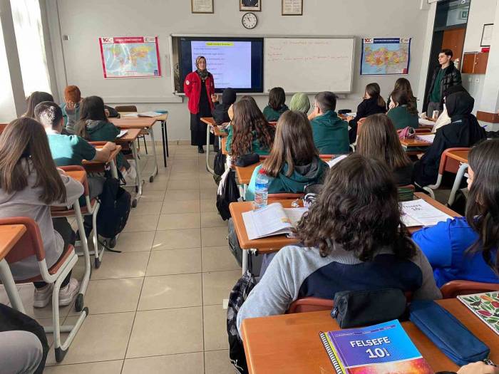 Liseli Gençlere Projeler Anlatıldı