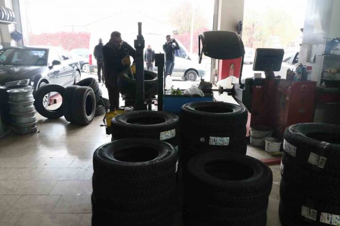 Erzincan’da Oto Lastikçilerde Kış Lastiği Değişim Yoğunluğu Yaşanıyor
