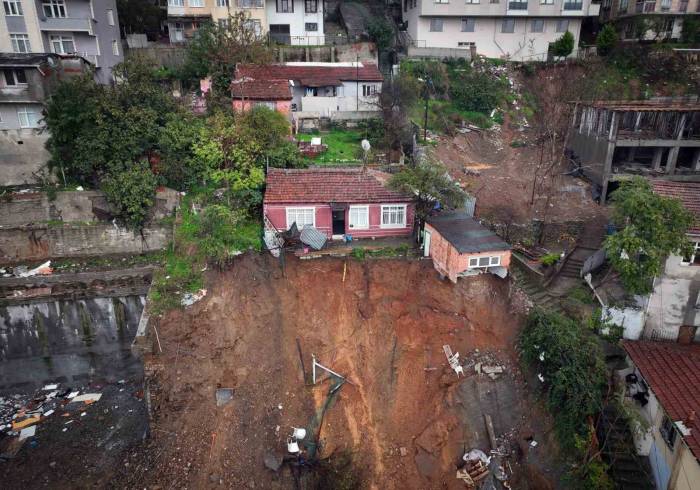 İstanbul’da Fırtına Ve Şiddetli Yağış Nedeniyle Toprak Kaydı: 6 Kişilik Aile Ölümden Döndü