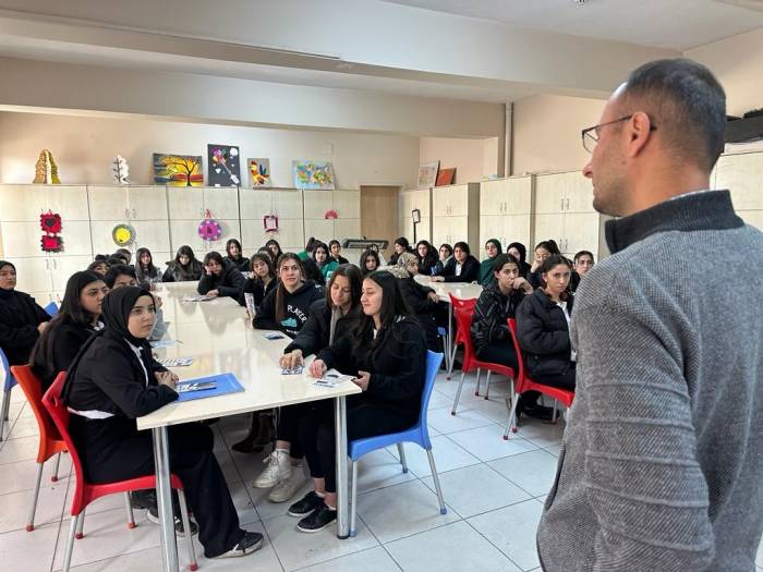 Yüksekovalı Öğrenciler Dolandırıcılığa Karşı Bilgilendirildi