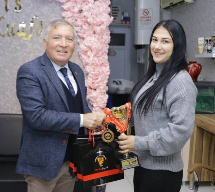 Başkan Kepenek Türkiye 2.’si Olan Genç Kuaförü Kutladı