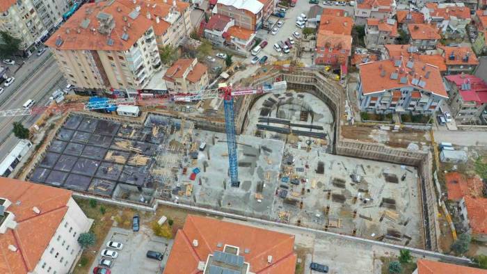 Isparta’da Yeraltı 3 Katlı Otopark İnşaatında Çalışmalar Sürüyor