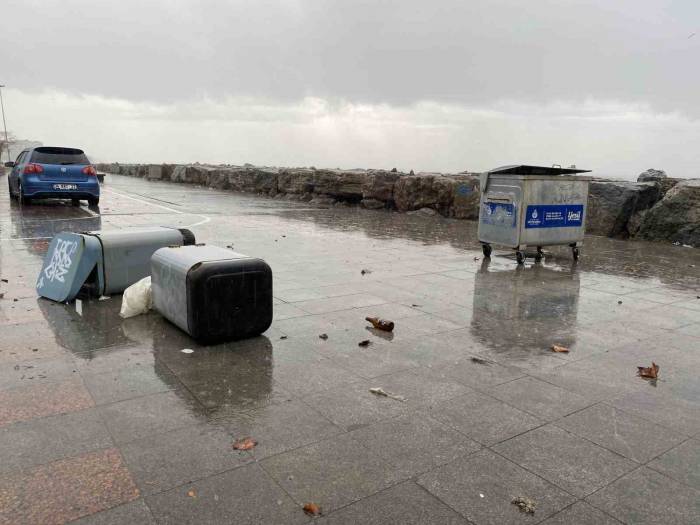 Kadıköy’de Lodos Sebebiyle Kaya Parçaları Kıyıya Vurdu