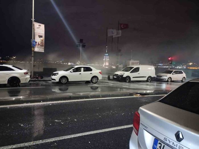 İstanbul’u Fırtına Vurdu: Üsküdar Sahilde Dev Dalgalar Oluştu