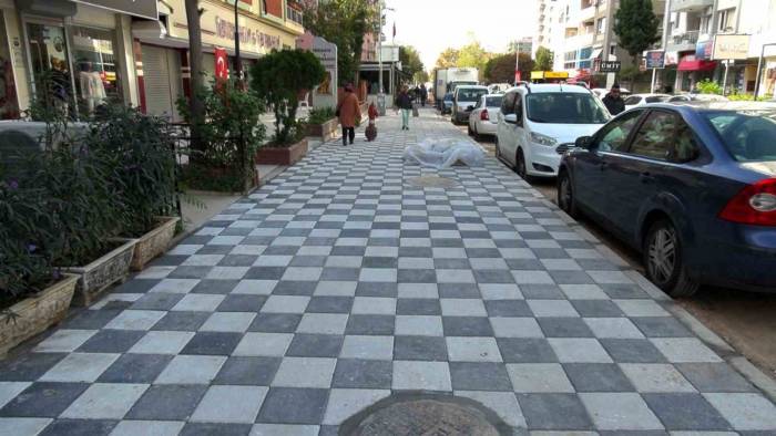 Bayraklı’da Yol Ve Kaldırım Çalışmaları Sürüyor