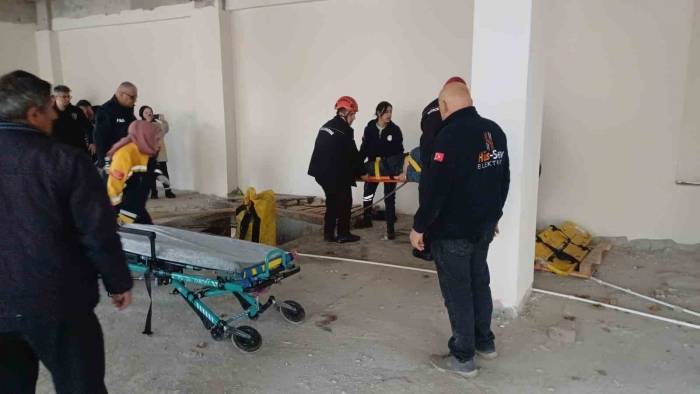 İnşatta Asansör Boşluğuna Düşerek Yaralandı