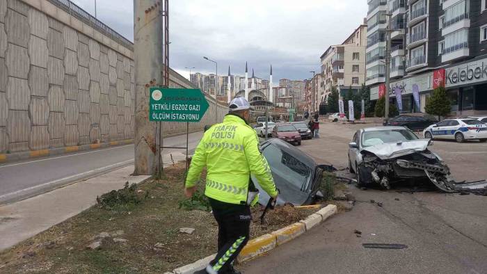 Kırıkkale’de İki Otomobil Çarpıştı: 3 Yaralı