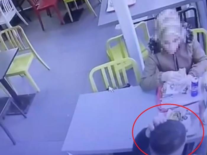 O Film Gerçek Oldu: Kopardığı Saçını Yemeğine Böyle Attı