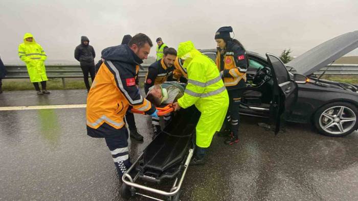 Kuzey Marmara Otoyolu’nda Lüks Otomobil Tıra Çarptı: 2’si Ağır 3 Yaralı