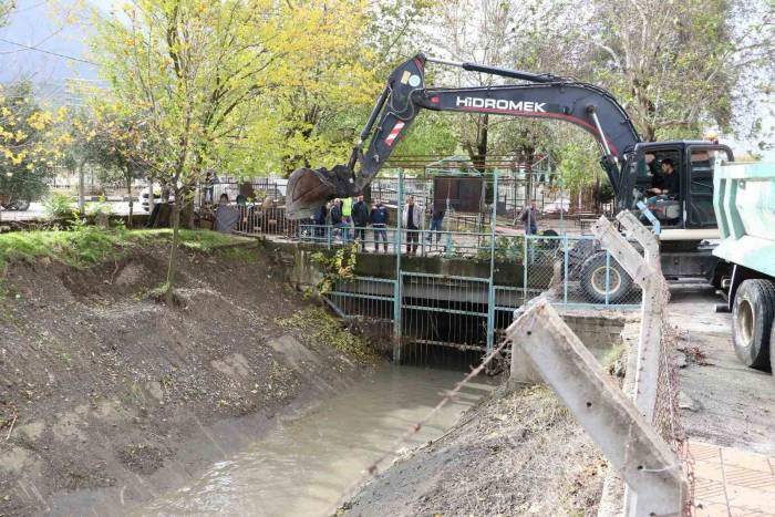 Manisa’da Dere Yatakları Ve Sulama Kanalları Temizleniyor