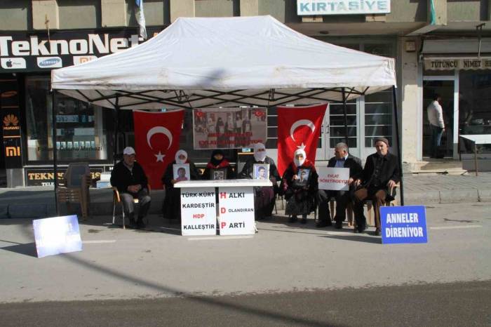 Ailelerin Hdp Önündeki Kararlı Bekleyişi Devam Ediyor