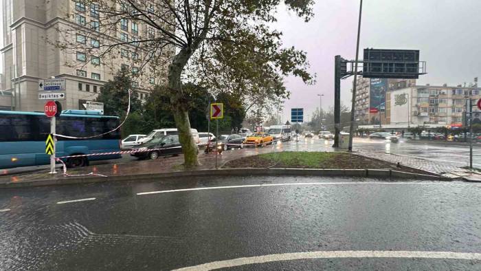 İstanbul’da Fırtınada Üzerine Aydınlatma Direği Devrilen Kurye Hayatını Kaybetti