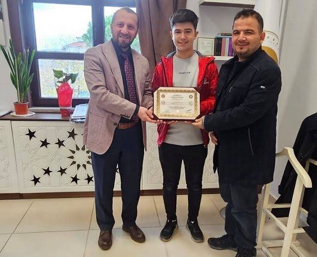 Simav’da 3 Kur’an Kursu Öğrencisine Hafızlık Belgesi