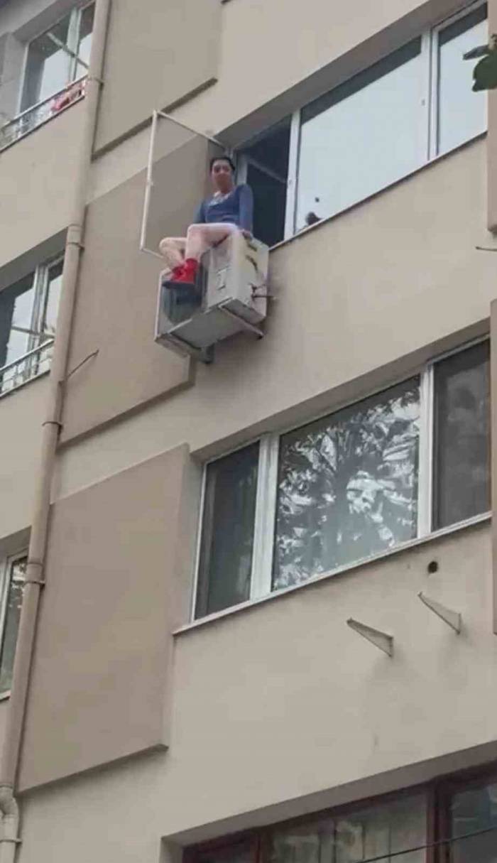 Şişli’de Yürekleri Ağza Getiren Anlar Kamerada: Alkollü Kadını Klima Motorundan İtfaiye Kurtardı