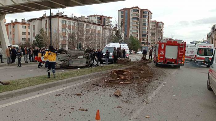 Önce Çarptı Sonra Takla Attı, 3 Yaralı