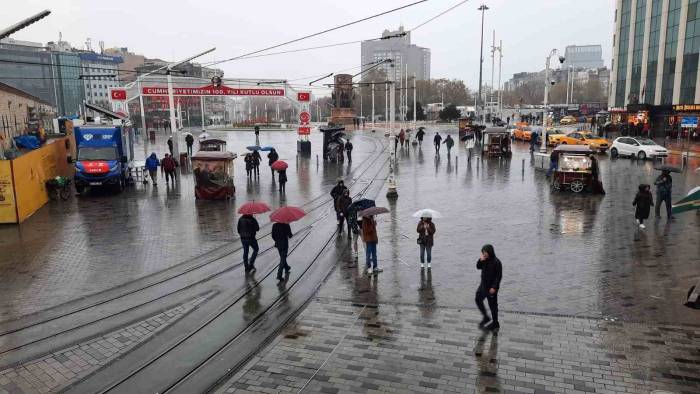 Şiddetli Yağış Taksim’de Vatandaşlara Zor Anlar Yaşattı