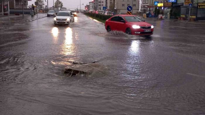 Çorlu’da Şiddetli Sağanak Felç Etti