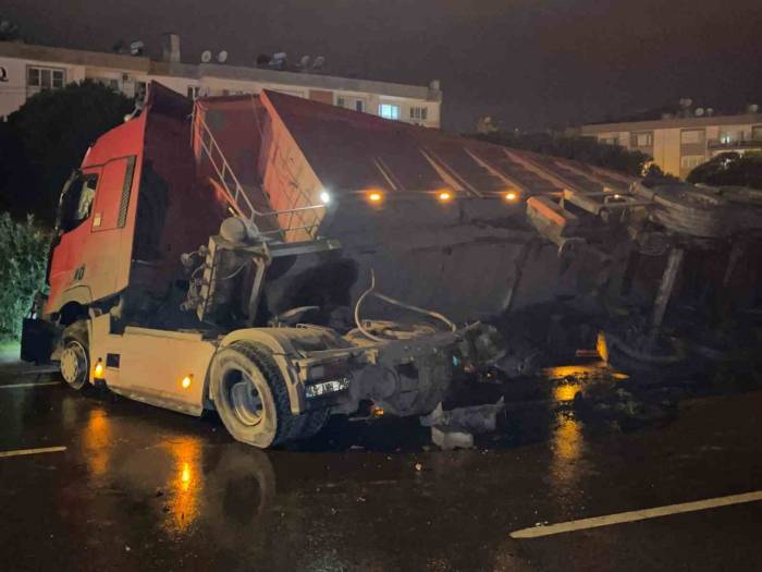 Tır Karşı Şeride Geçip Devrildi: 1 Yaralı